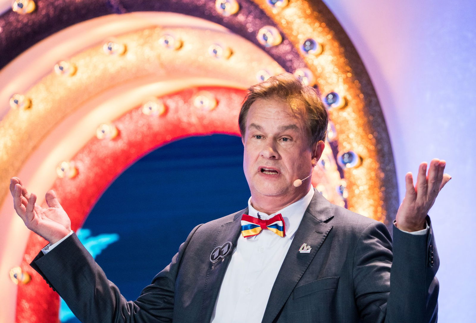 Mit Fliege in den Mainzer Fastnachtsfarben Rot-Weiß-Blau-Gelb bei «Mainz bleibt Mainz»: Lars Reichow (Archivbild). 