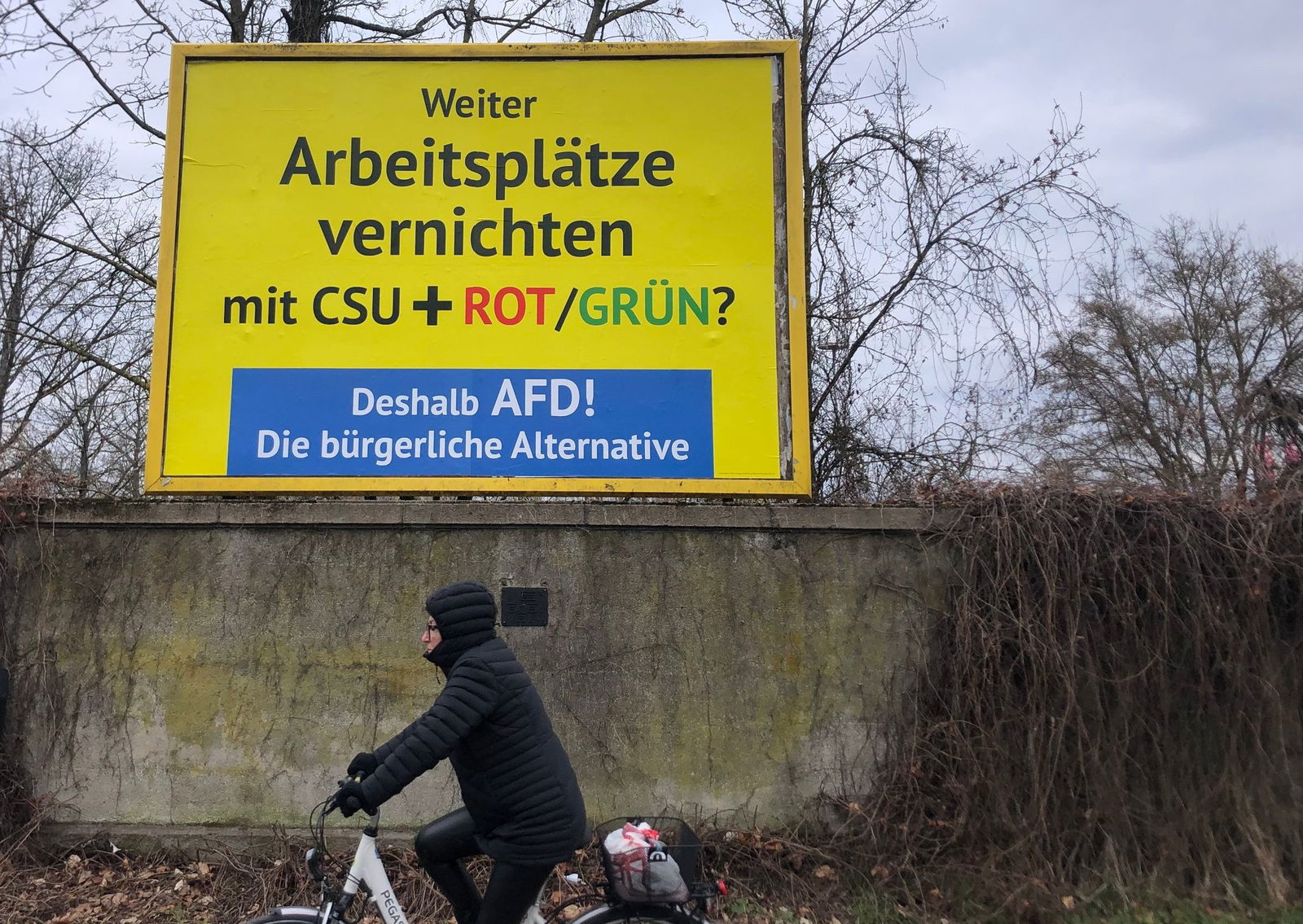 Auffälliges Gelb - mit einer mehr als zwei Millionen Euro teuren Plakatkampagne wirbt ein AfD-Anhänger aus Österreich in ganz Deutschland für die Wahl der Rechten.