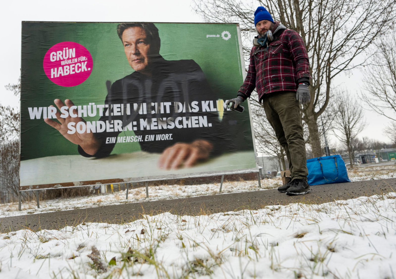 Im Auftrag der Grünen gestaltet der Künstler Bernd Imminger beschädigte Wahlplakate neu.