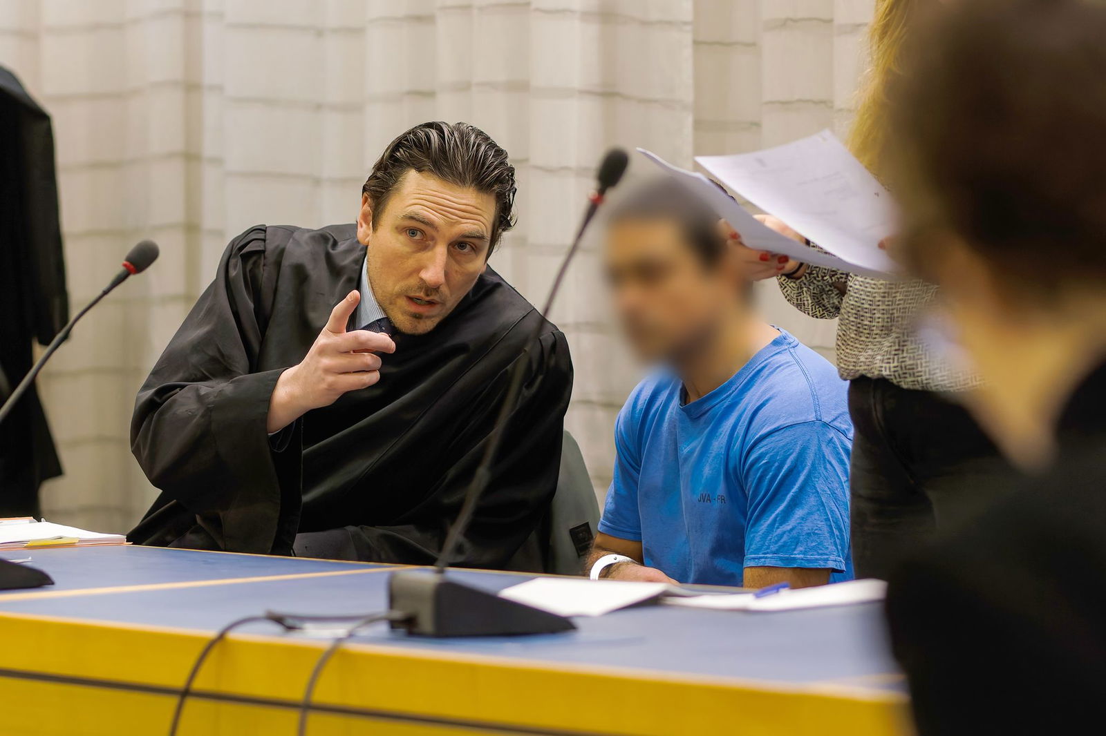 Der Angeklagte (rechts) vor Beginn des Prozesses neben seinem Anwalt.(Archivbild)