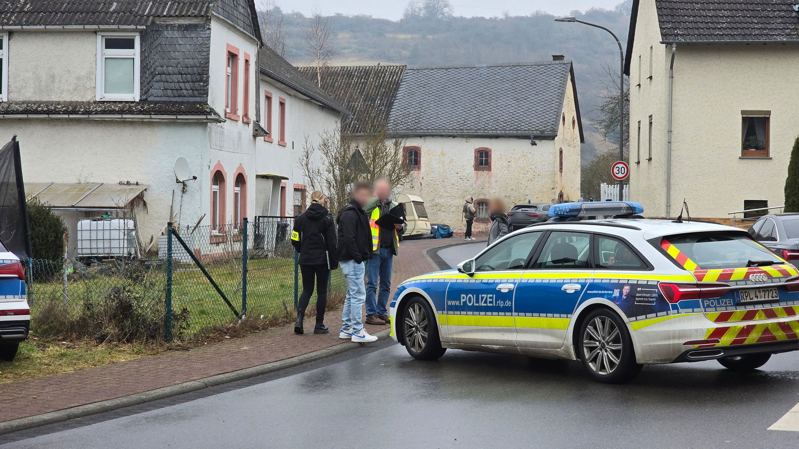 Nach einem Angriff auf Mitarbeiter des Jugendamtes läuft ein Einsatz.