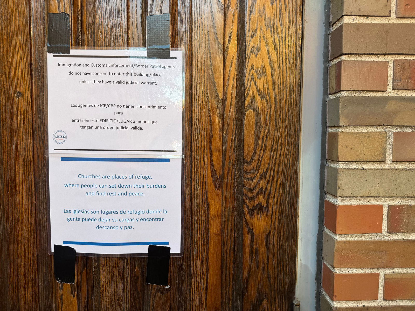 Ein Schild am Hintereingang der Augustana Lutheran Church weist darauf hin, dass Beamte der US-Polizei- und Einwanderungsbehörde (ICE) ohne richterlichen Beschluss keinen Zutritt haben. 