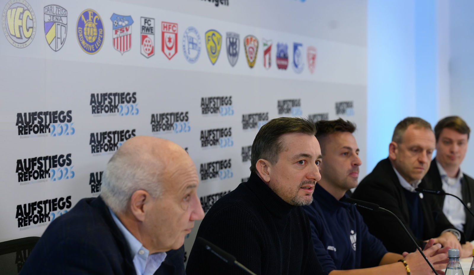 Vertreter der Vereine aus Erfurt (l-r), Halle, Chemnitz, Jena und Zwickau begründen die Lösungsvorschläge für eine Regionalliga-Reform. 