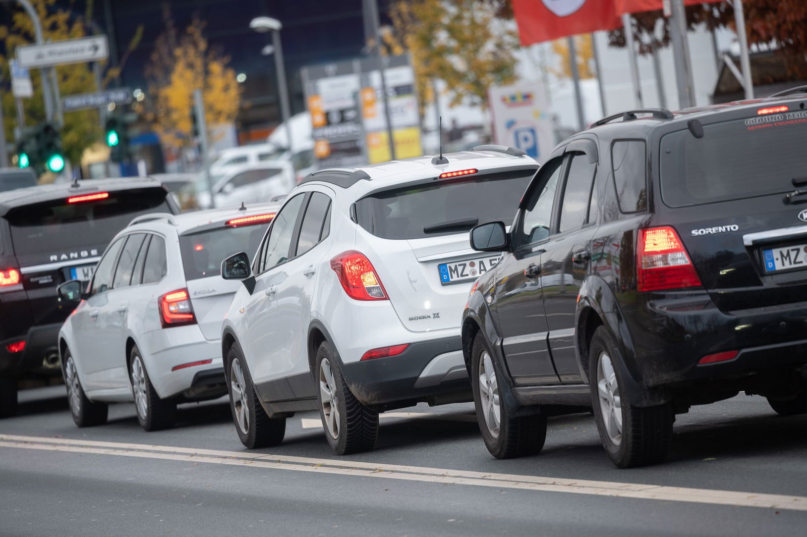 Noch immer dominieren Autos mit Verbrennermotoren auf den Straßen von Rheinland-Pfalz (Archivbild). 