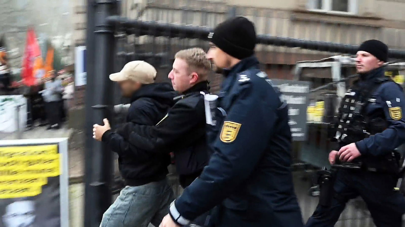 Die Polizei führt einen Mann ab, der einen Auftritt von FDP-Chef Christian Lindner stören wollte. 