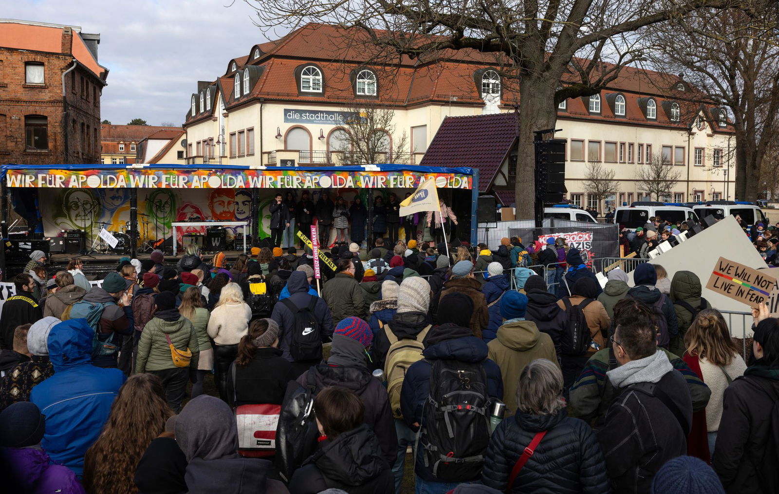 Mehr als 1.000 Menschen demonstrieren laut Polizei gegen die Veranstaltung der JA in der Stadthalle Apolda.