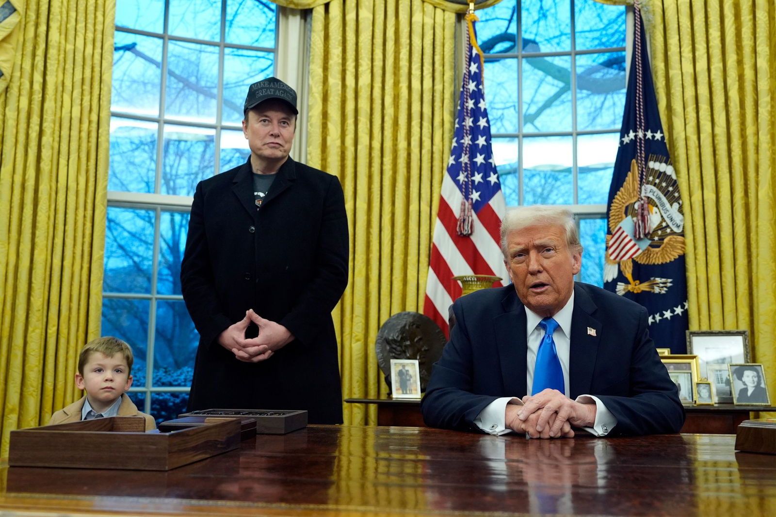 Trump mit Elon Musk und dessen Sohn X Æ A-Xii im Oval Office des Weißen Hauses.