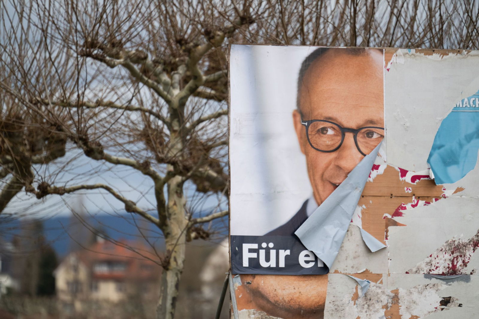 Attacken gibt es auf große Standplakate oder auch auf an Laternen hängende kleinere Exemplare (Archivbild). 