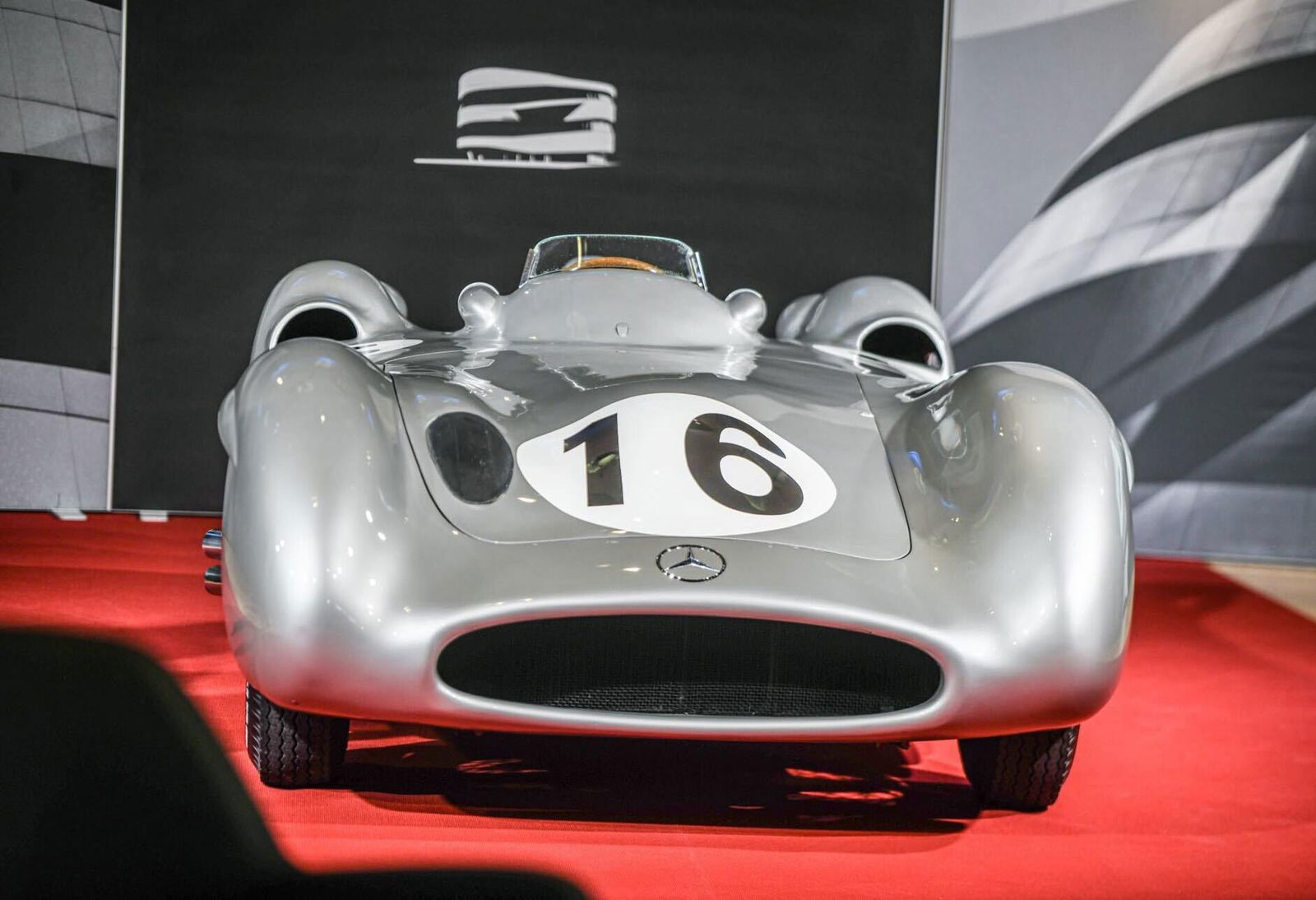 Nicht gerade günstig, aber dennoch bei weitem nicht das teuerste Auto der Welt: Ein seltener «Silberpfeil» aus dem Jahr 1954 ist in Stuttgart für 46,5 Millionen Euro versteigert worden.