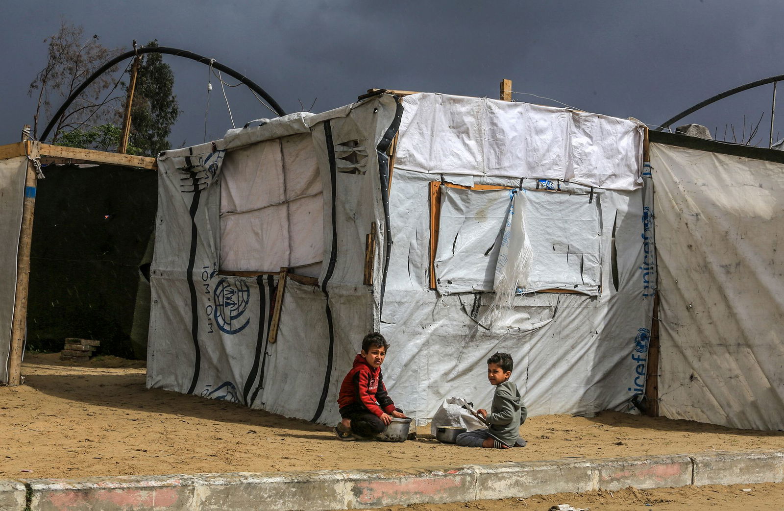 Viele Palästinenser leben im Gazastreifen in Zelten, die kaum Schutz gegen Kälte bieten. (Archivbild)