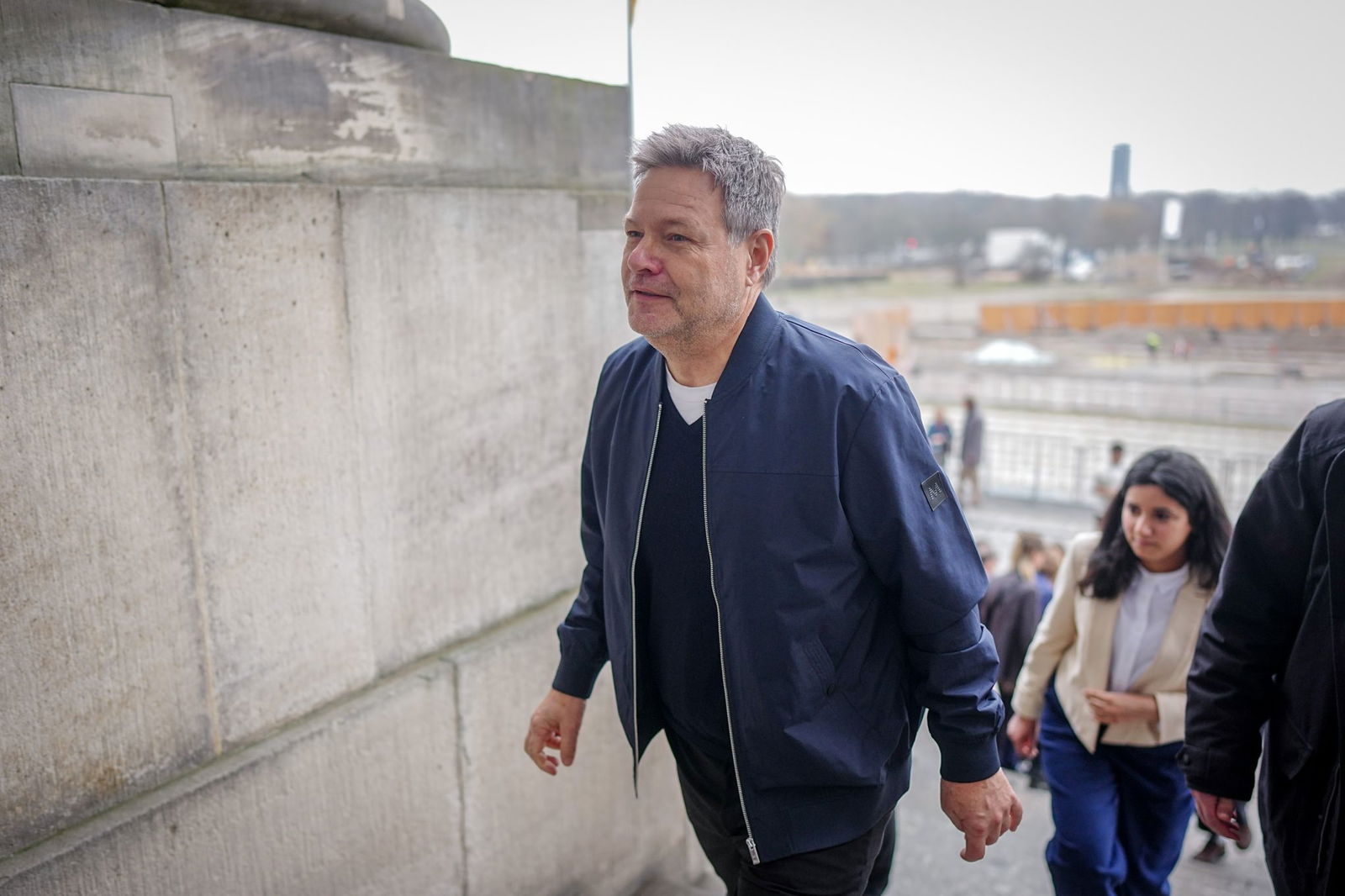 Bundeswirtschaftsminister Robert Habeck und Misbah Khan, Grünen-Abgeordnete aus Rheinland-Pfalz, gehen zur Sitzung ihrer Fraktion. 