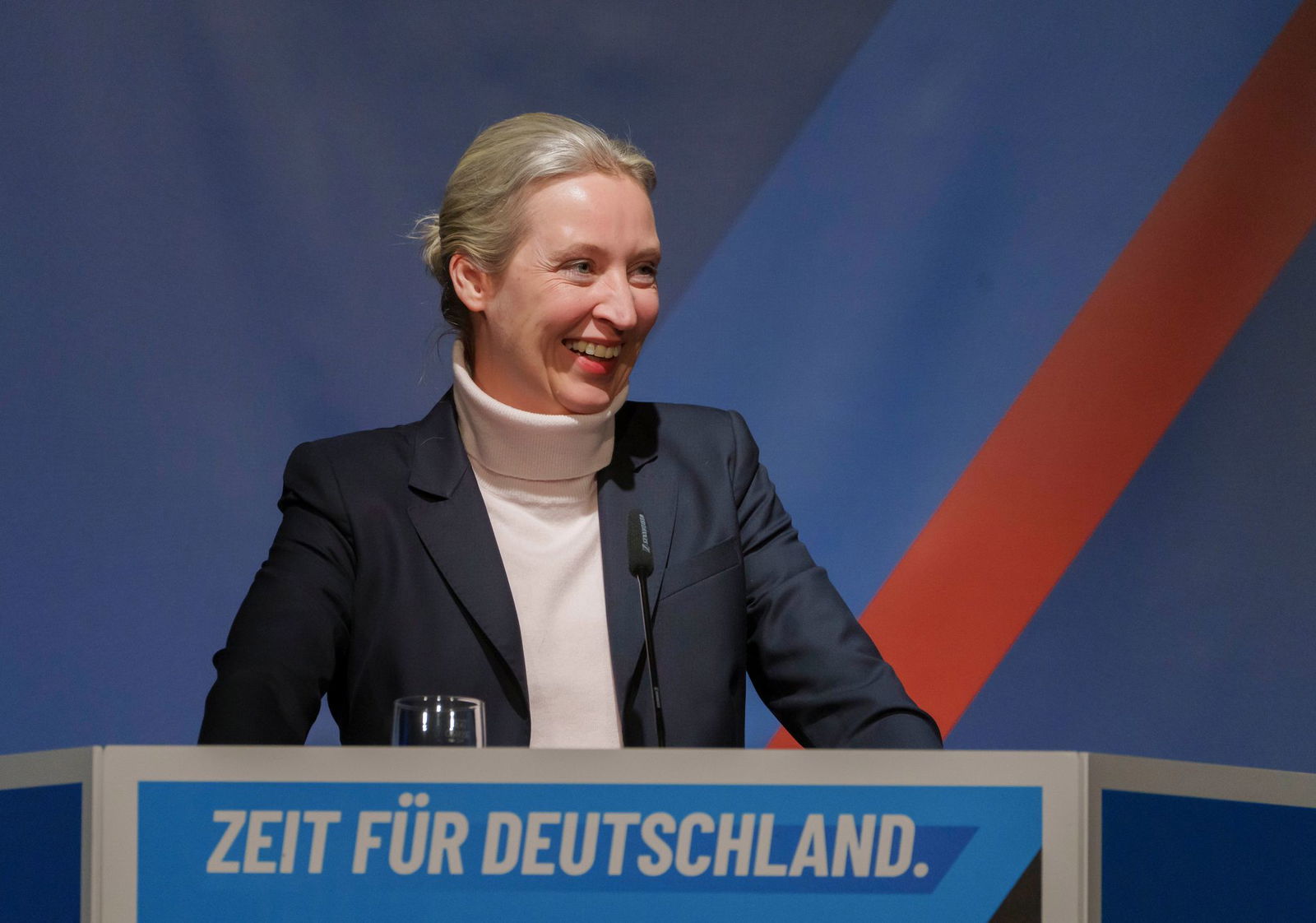 Drinnen wird Alice Weidel wird von ihren Parteianhängern gefeiert.