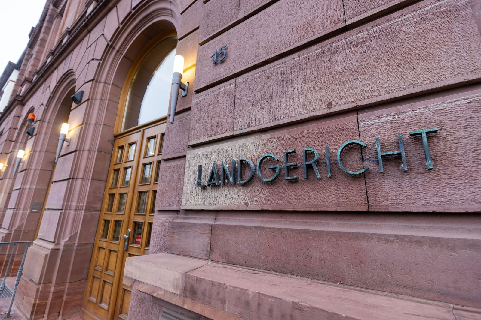 Der rechtskräftig verurteilte Mörder der 14-jährigen Ayleen hat in einem neuen Prozess vor dem Landgericht Gießen den Vorwurf des sexuellen Kindesmissbrauchs ohne Körperkontakt eingeräumt.