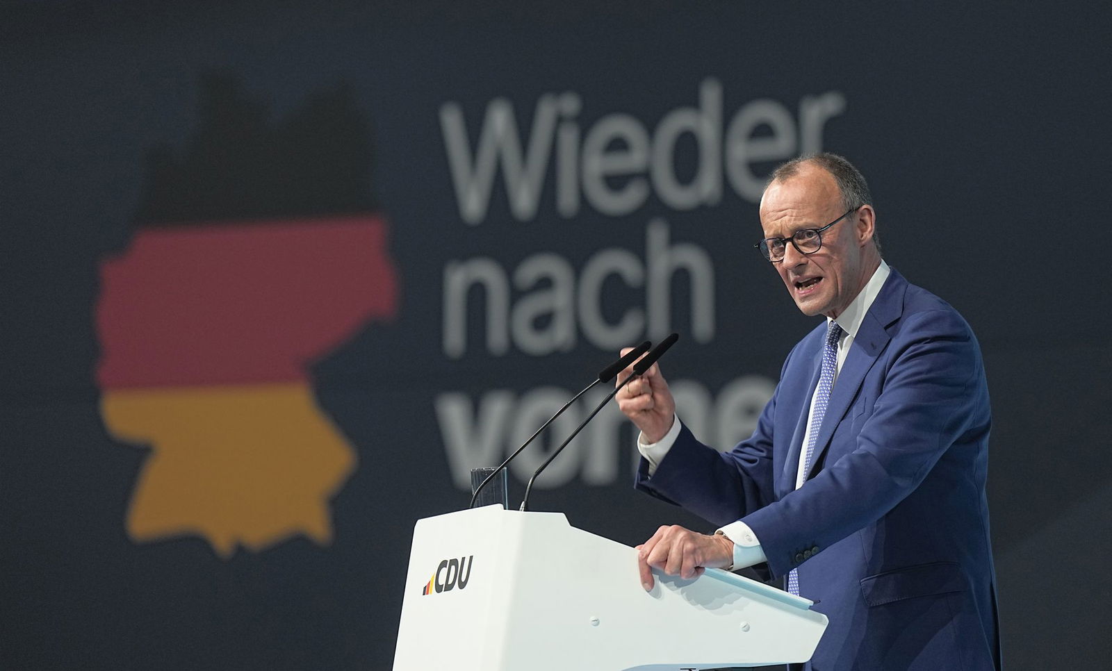 Unionskanzlerkandidat Friedrich Merz kämpft mit dem Verdacht, es könne nach der Wahl eine schwarz-blaue Zusammenarbeit geben. Am Rande des Parteitags gibt es Proteste. Drinnen gibt Merz ein klares Versprechen.