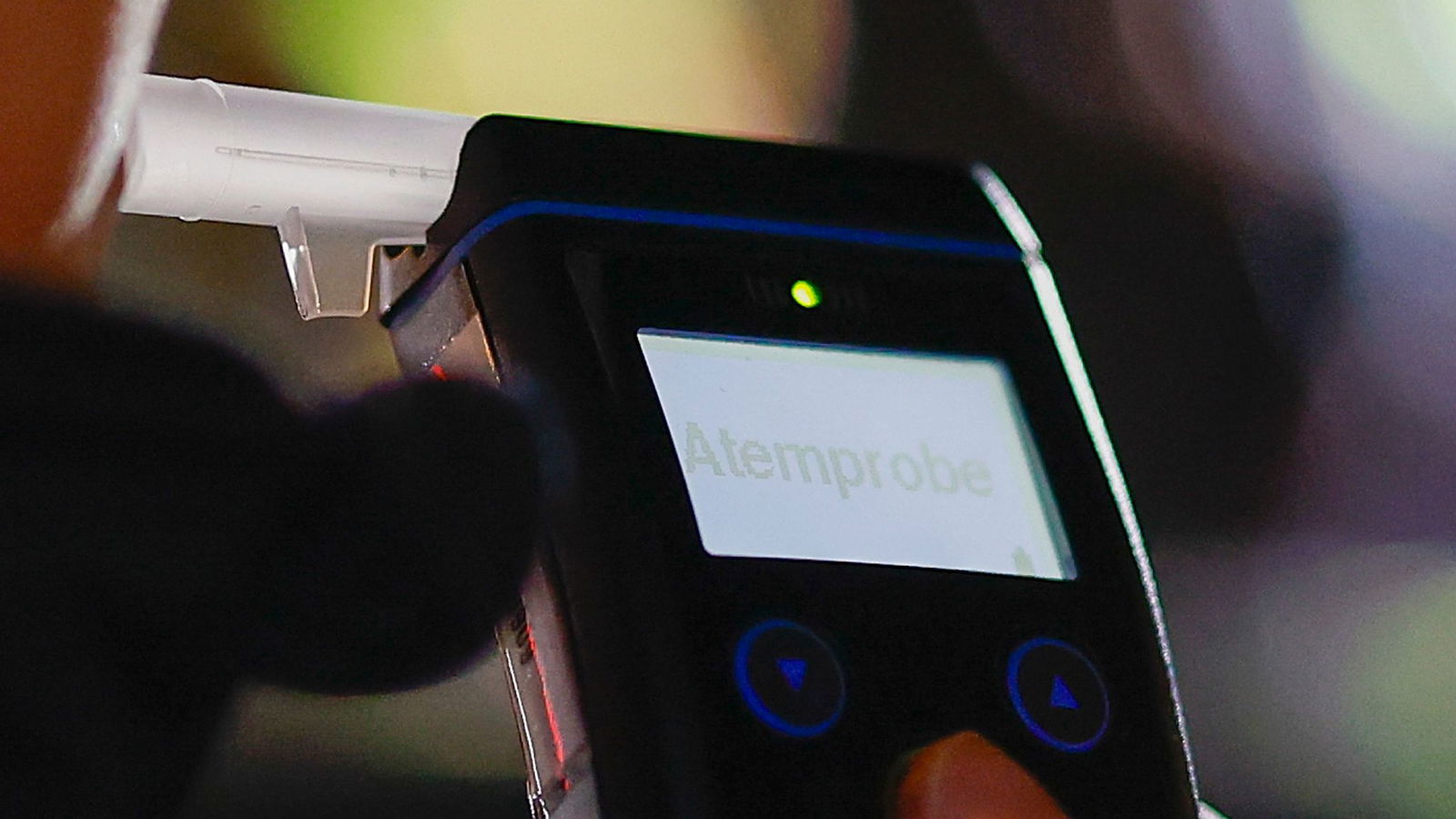 Ein betrunkener Mann gab auf dem Polizeirevier einen Atemalkoholtest ab (Symbolbild)