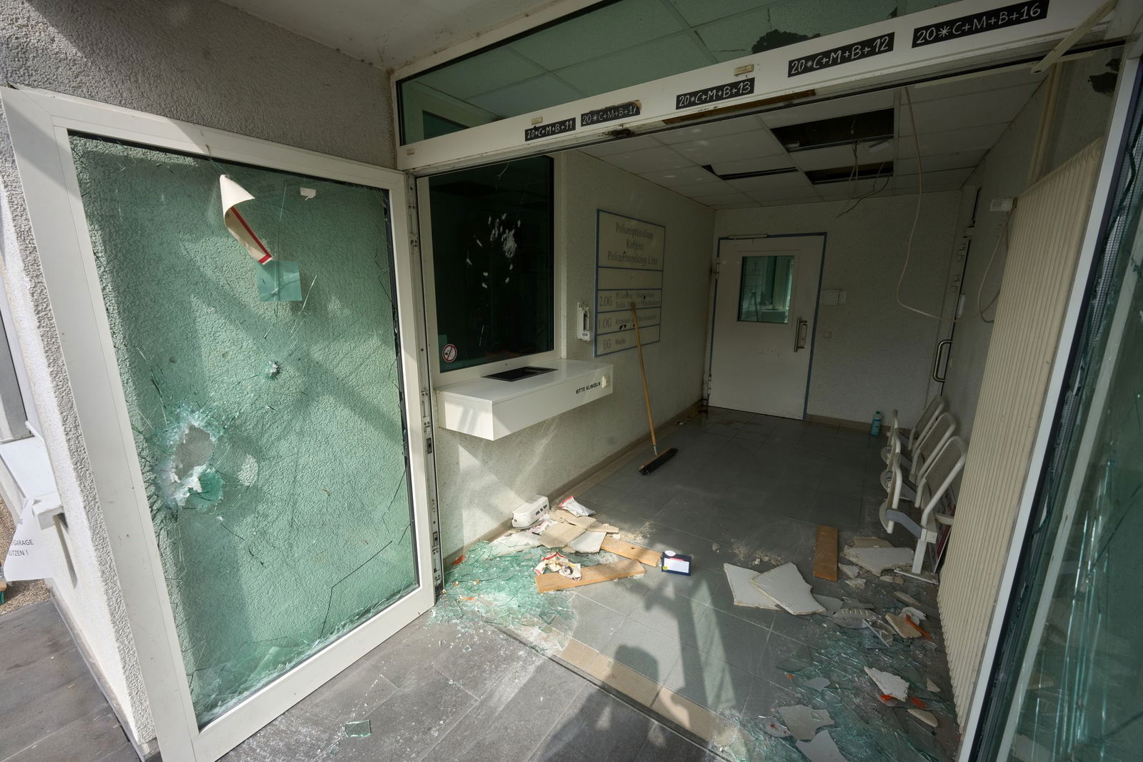 Der mutmaßliche Islamist soll mit der Machete rund 50 Mal auf die Scheiben eingeschlagen haben. (Archivbild)