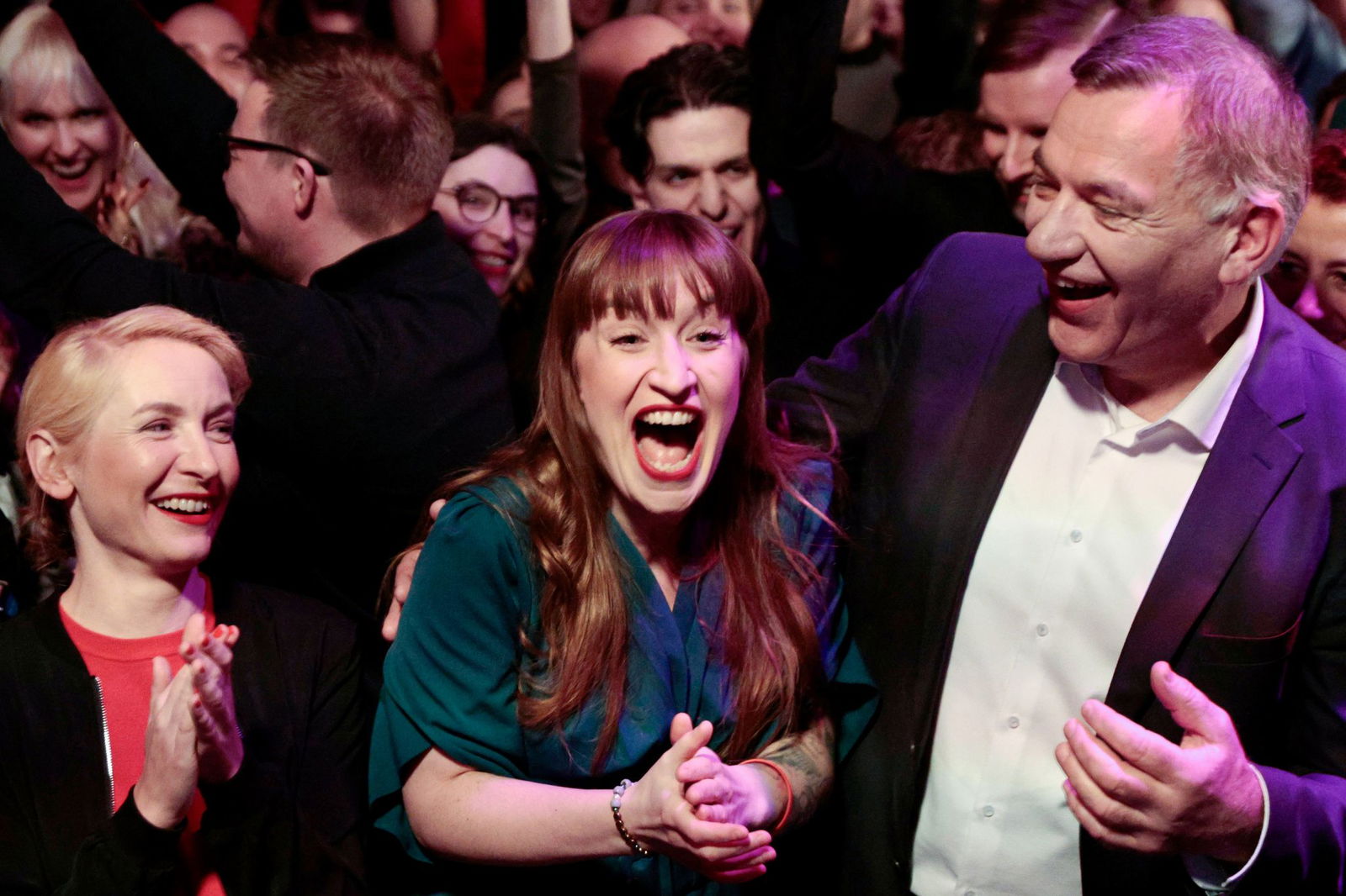 Linke bejubel den Wahlausgang. 