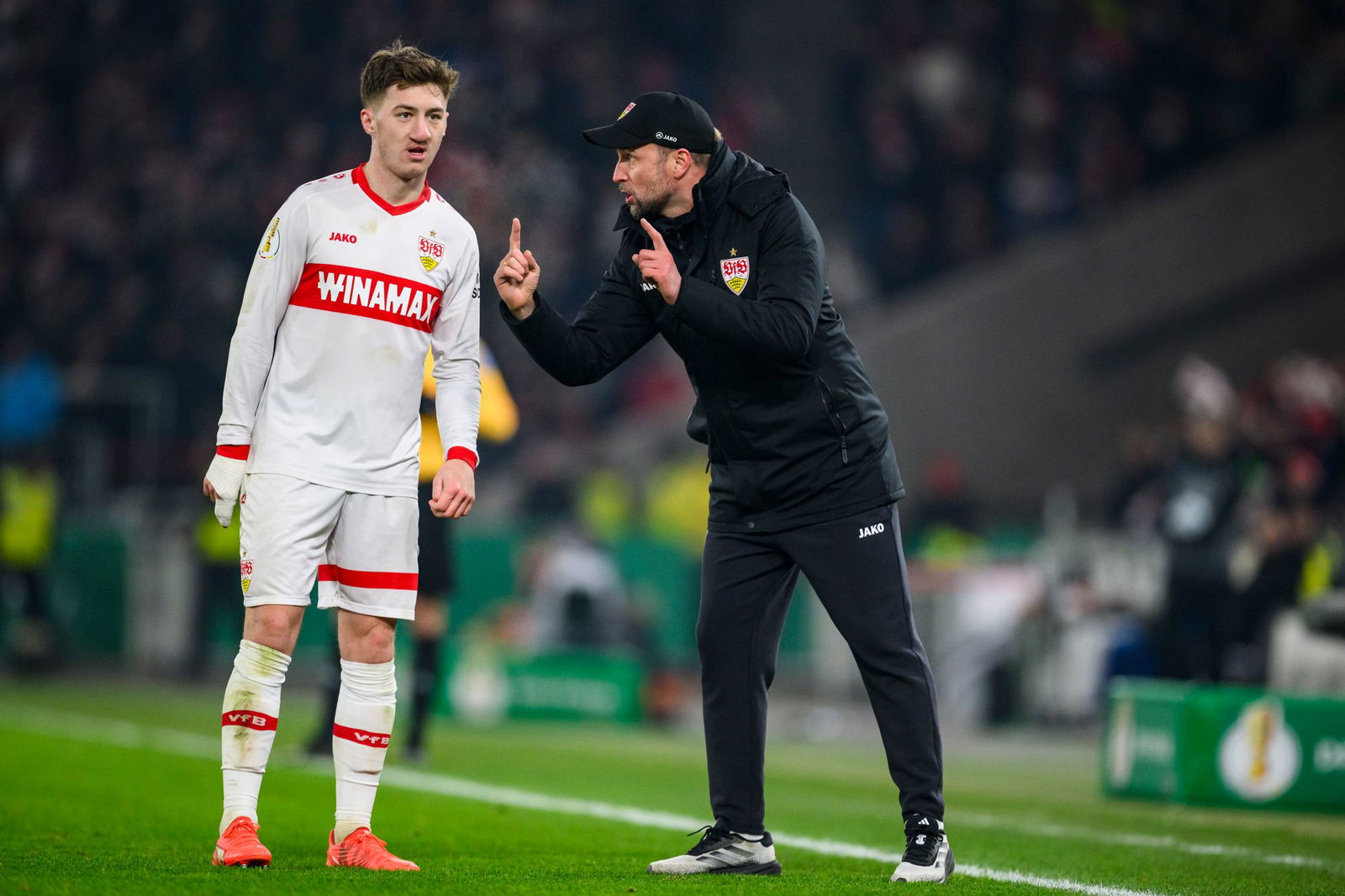 VfB-Mittelfeldass Angelo Stiller (l.) und Trainer Sebastian Hoeneß.