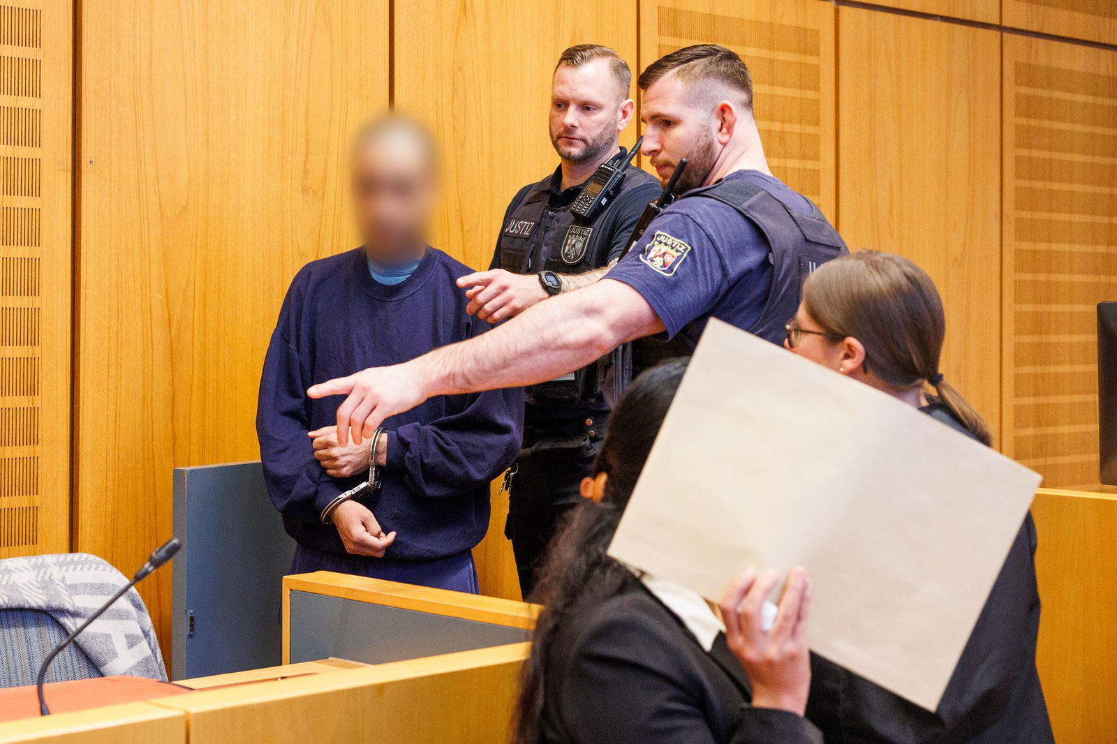 Die Eheleute nahmen hintereinander auf der Anklagebank Platz. 