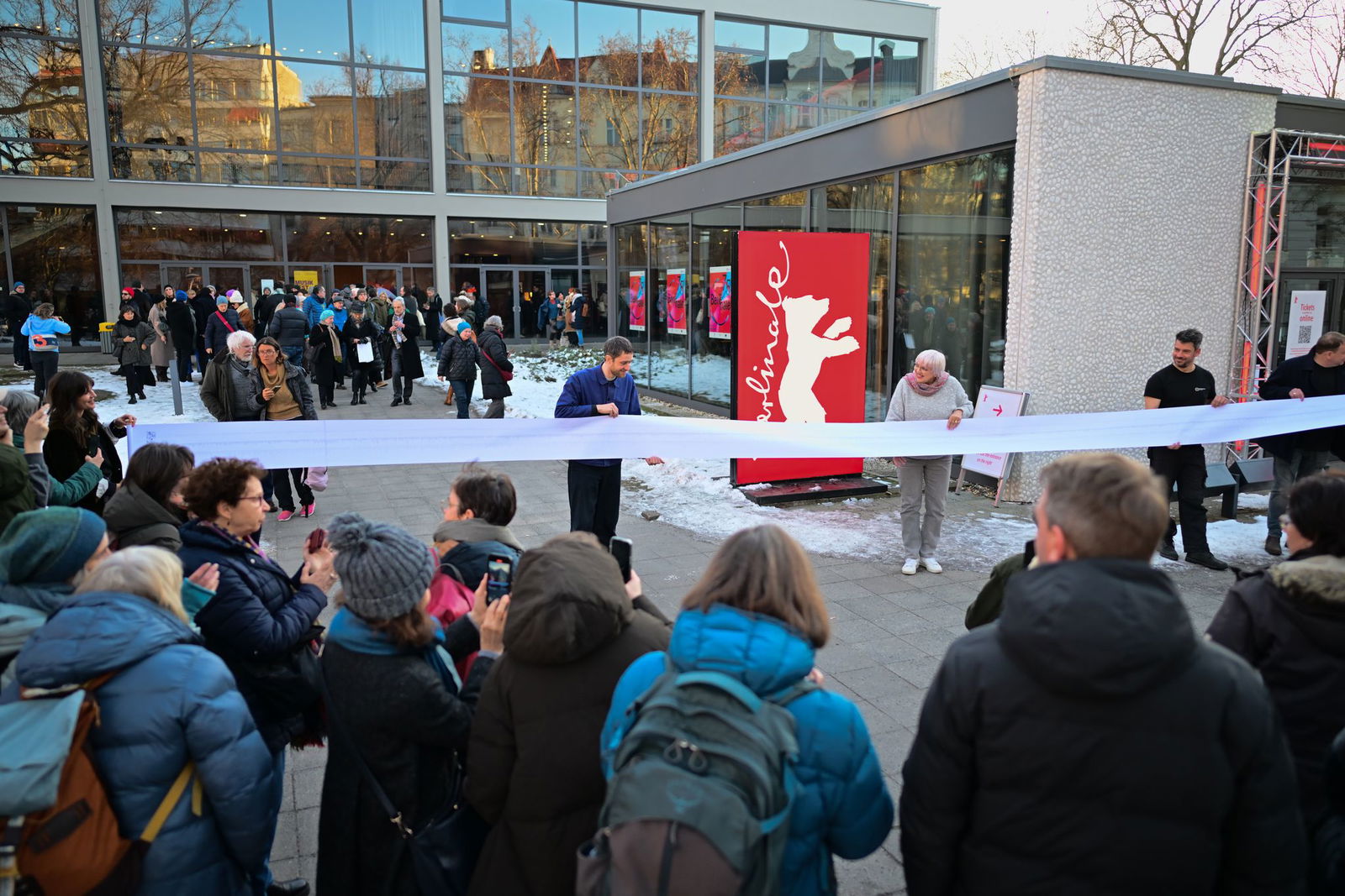 Roth hält die Liste mit den Unterzeichnern des Briefs.