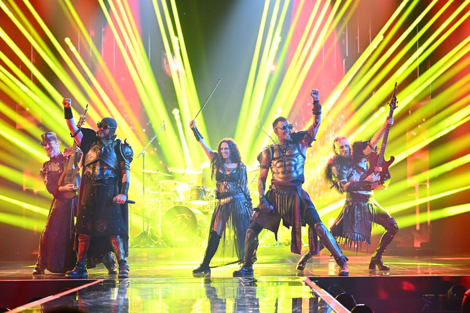 Mit einem Spektakel brachte die Mittelalter-Rockband Feuerschwanz die Juroren im deutschen ESC-Vorentscheid zum Rätseln.