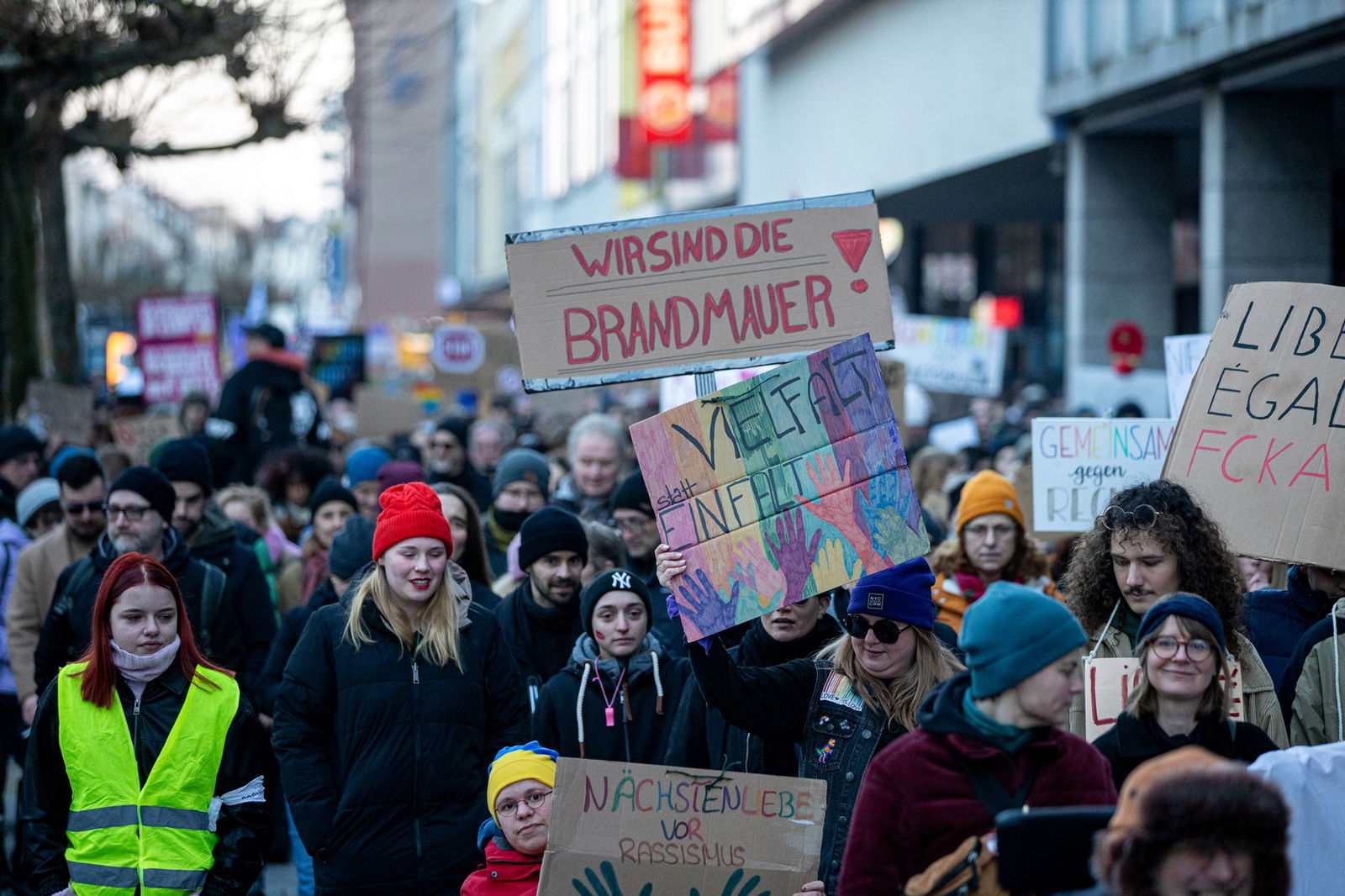 Die Demonstrantinnen und Demonstranten hielten Schilder mit Botschaften wie etwa «Wir sind die Brandmauer» hoch.