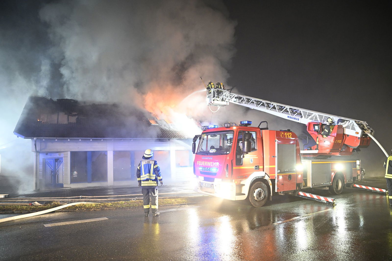 Etwa 100 Motorräder wurden bei dem Brand beschädigt. 
