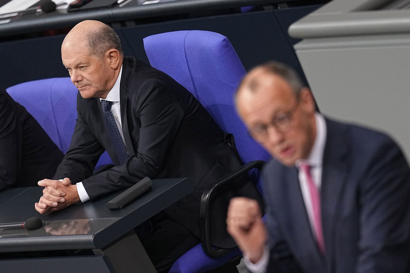 Kanzler Scholz und Unionskanzlerkandidat Merz dürfen zum TV-Duell fast nichts mitbringen - ein Stift und ein Notizblock sind nach Senderangaben erlaubt.