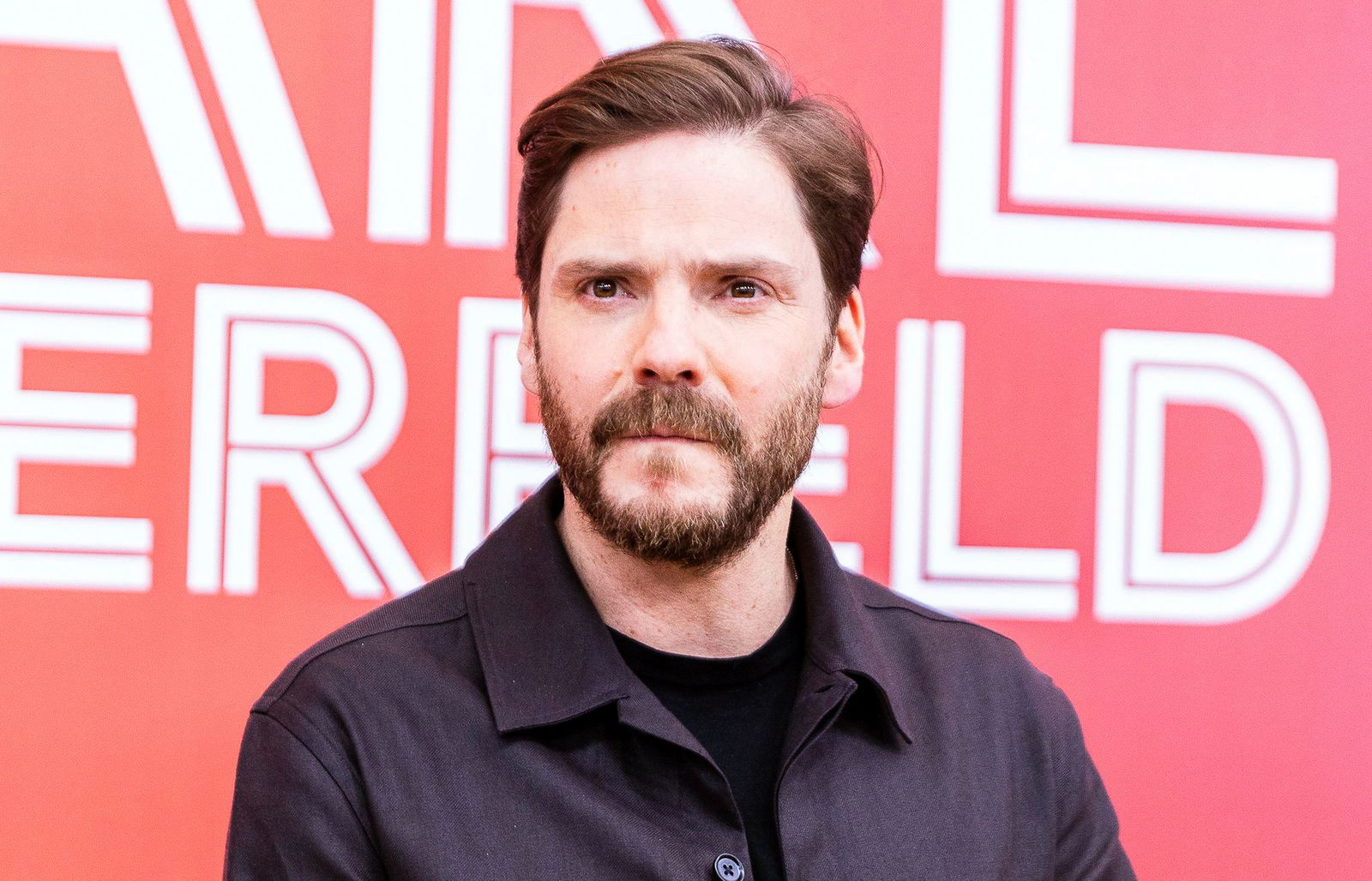 Der Schauspieler Daniel Brühl ist Unterzeichner eines offenen Briefs, der die gemeinsamen Abstimmungen der CDU mit der AfD im Bundestag als Tabubruch anprangert. (Archivbild)