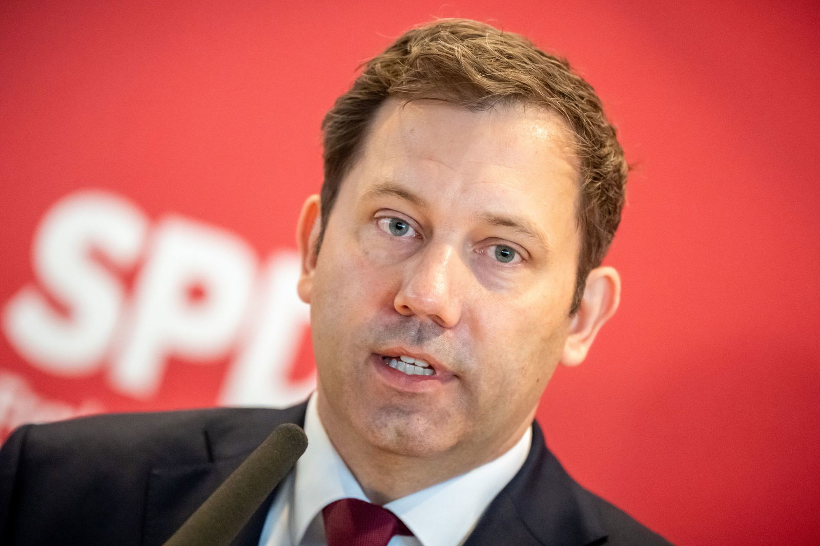 Beim neuen SPD-Fraktionschef stößt die parlamentarische Anfrage der Union auf Unverständnis. 