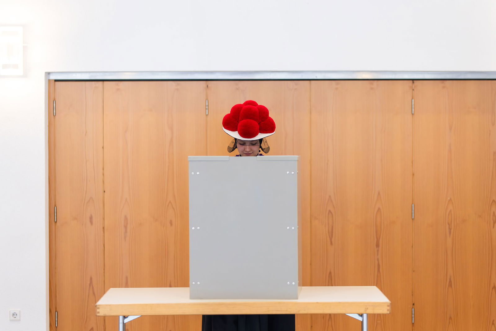 In Gutach im Schwarzwald wählt eine Frau in traditioneller Tracht.