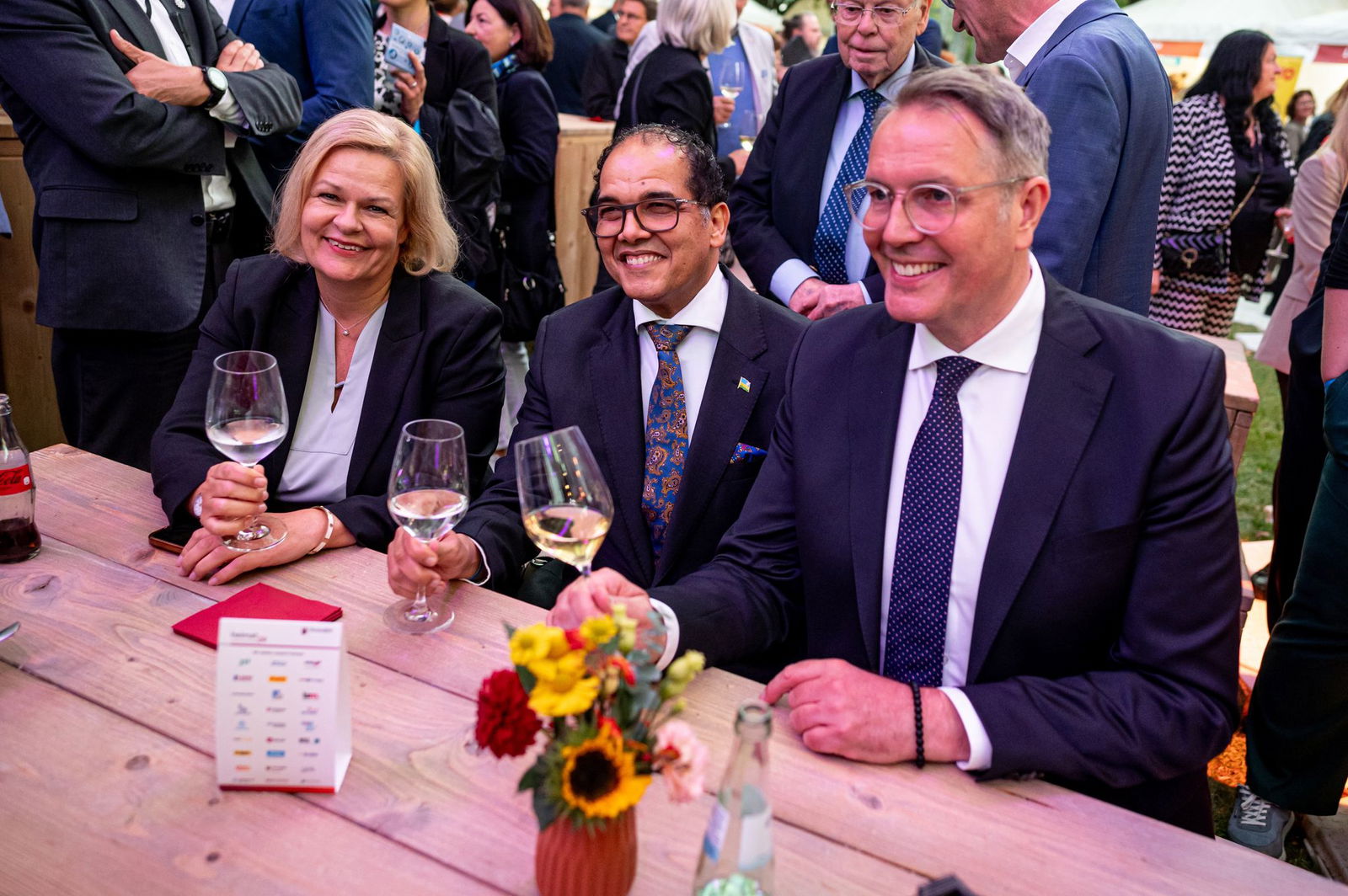 Die erste geplante Reise von Ministerpräsident Alexander Schweitzer nach Ruanda - hier mit dem Botschafter bei einem Sommerfest - ist derzeit noch ungewiss. (Archivfoto)