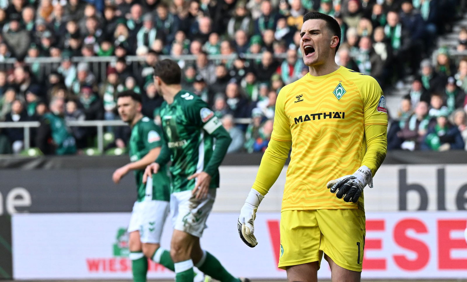 Hatte einiges an seinen Vorderleuten auszusetzen: Werder Bremens Torwart Michael Zetterer.