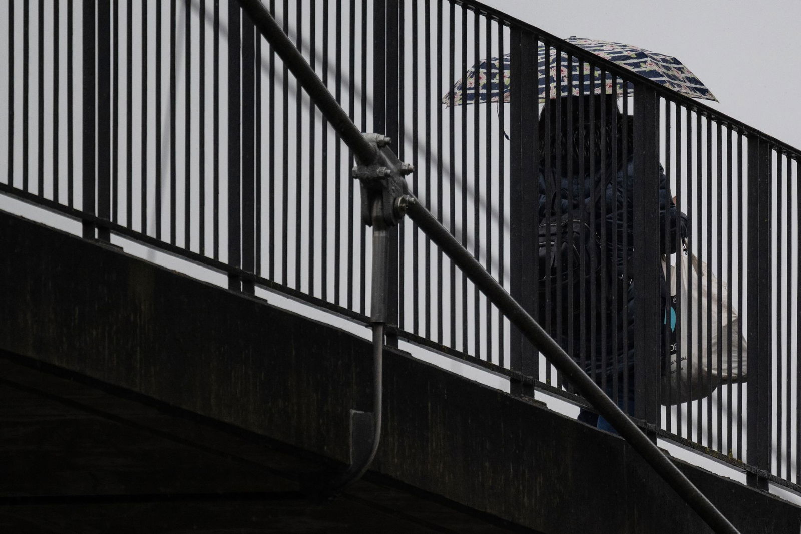 Vor dem Wochenende müssen die Menschen in Rheinland-Pfalz und im Saarland noch mit einigen Regenschauern rechnen. (Symbolbild)