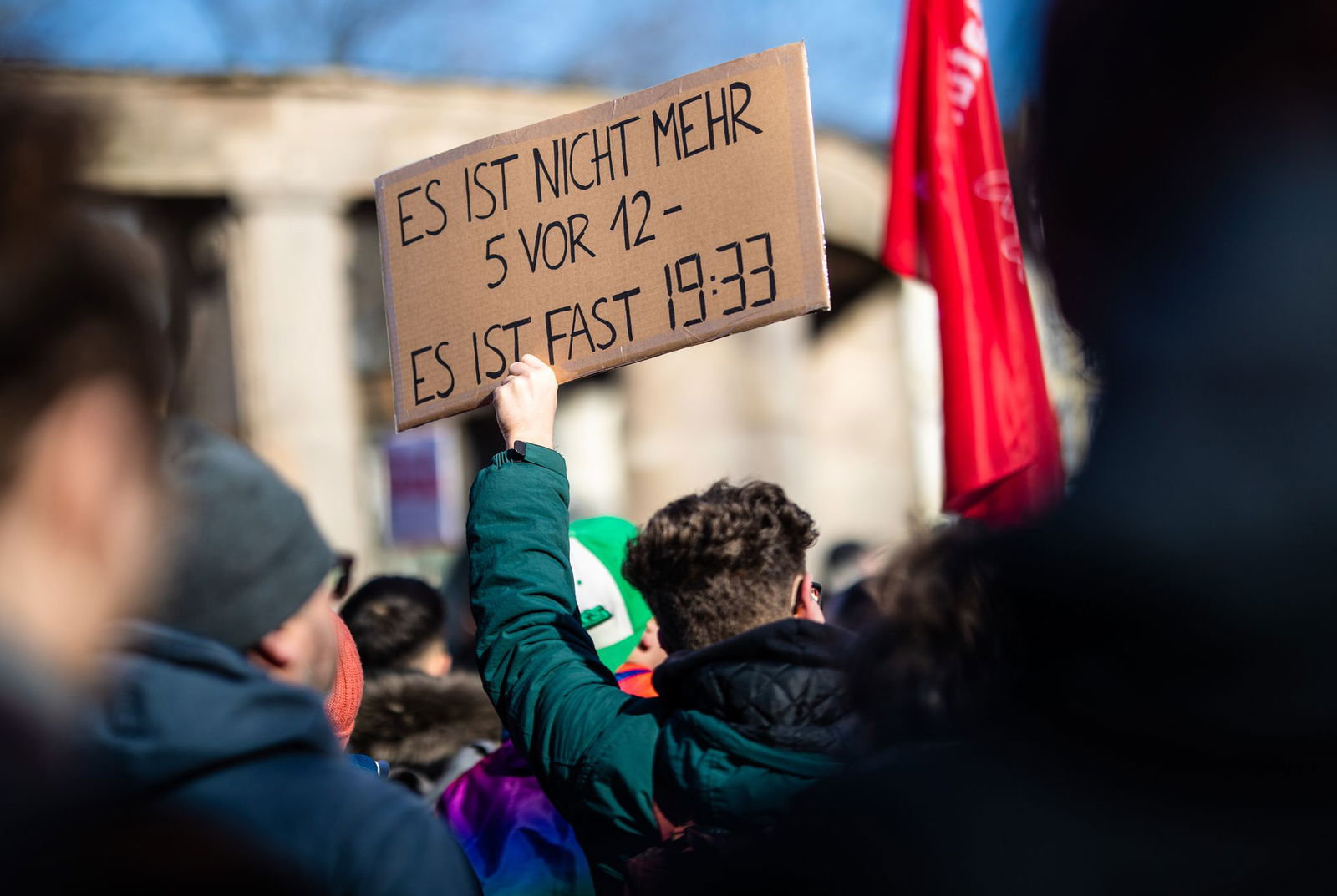 Mit Plakaten, Flaggen und Bannern protestieren die Demonstranten gegen die gemeinsame Abstimmung von Union und AfD für eine schärfere Migrationspolitik.