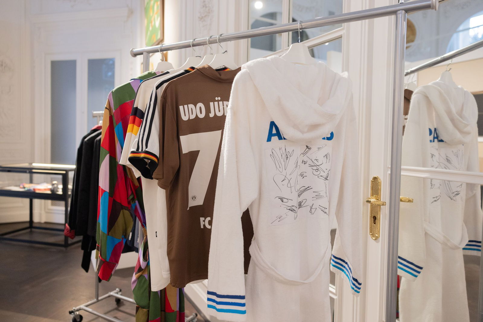 Ein Bademantel von Udo Jürgens brachte das 176-fache des unteren Schätzpreises ein.