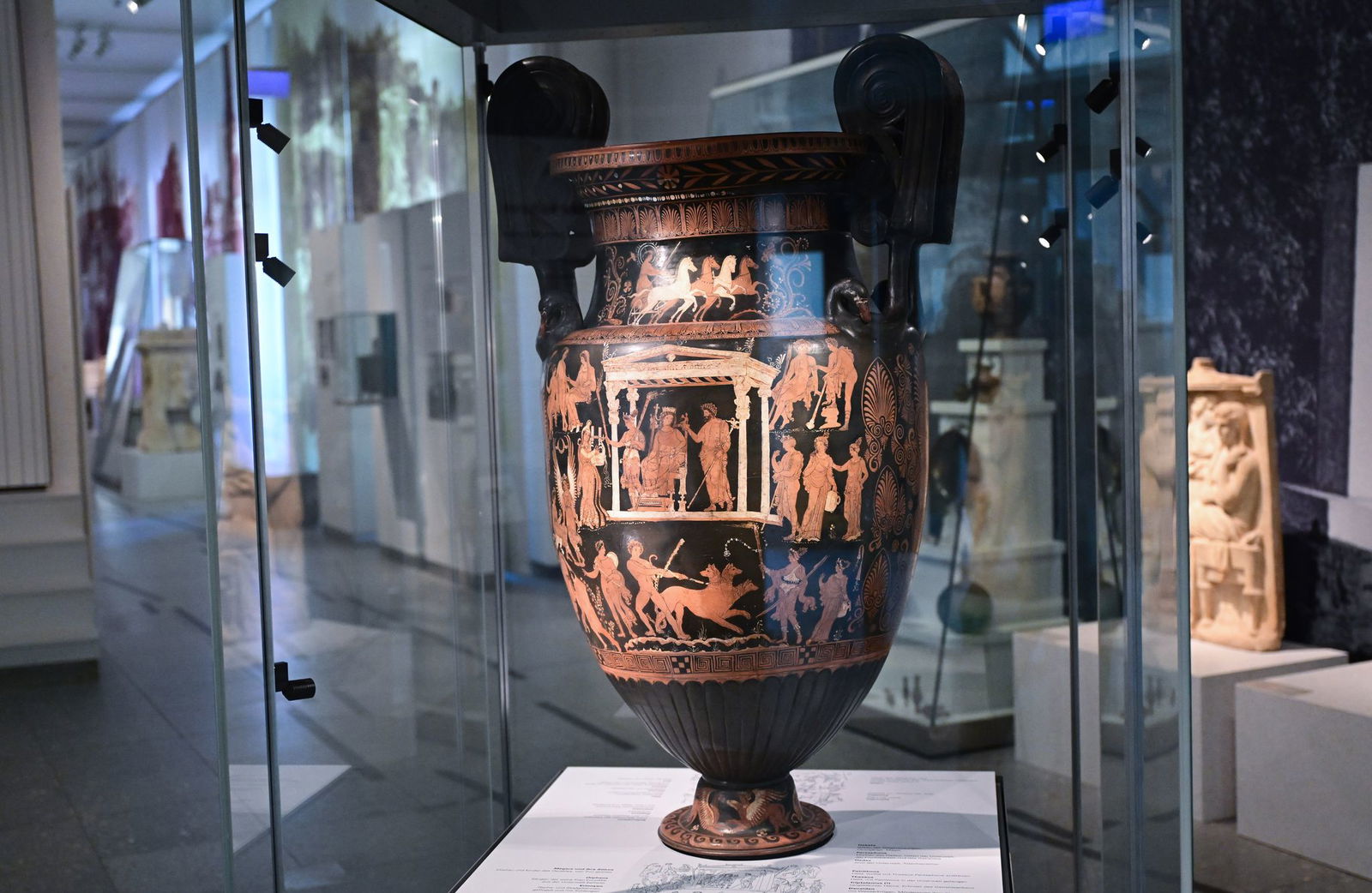 Nur antike Vasen in Vitrinen - das reicht nicht. Das Landesmuseum probt neue Formate. (Archivfoto)