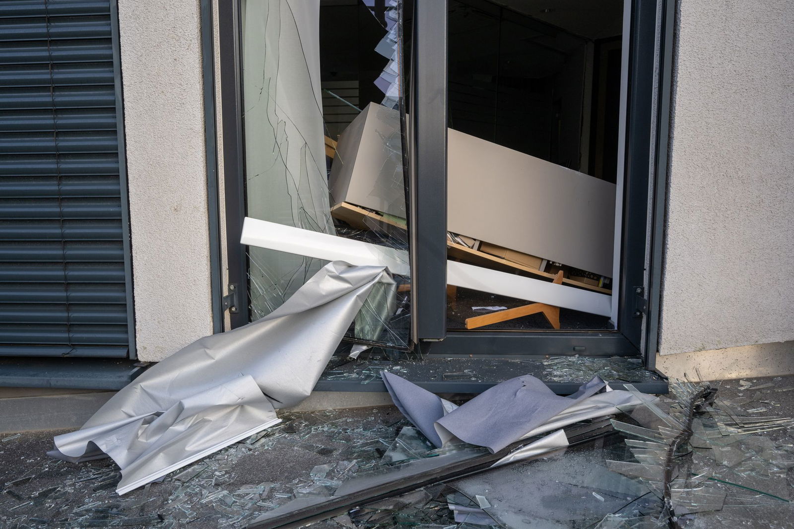 Scherben und ein Büroschrank liegen nach der Sprengung des Geldautomaten (nicht im Bild) in der Gemeinde Kordel.
