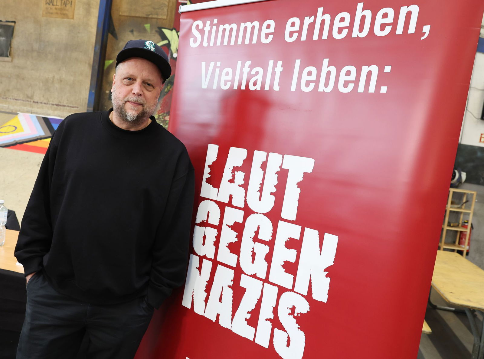 In der Öffentlichkeit, etwa durch sein Engagement im Hamburger Verein «Laut gegen Nazis», setzt sich Smudo gegen Rechtsextremismus ein.