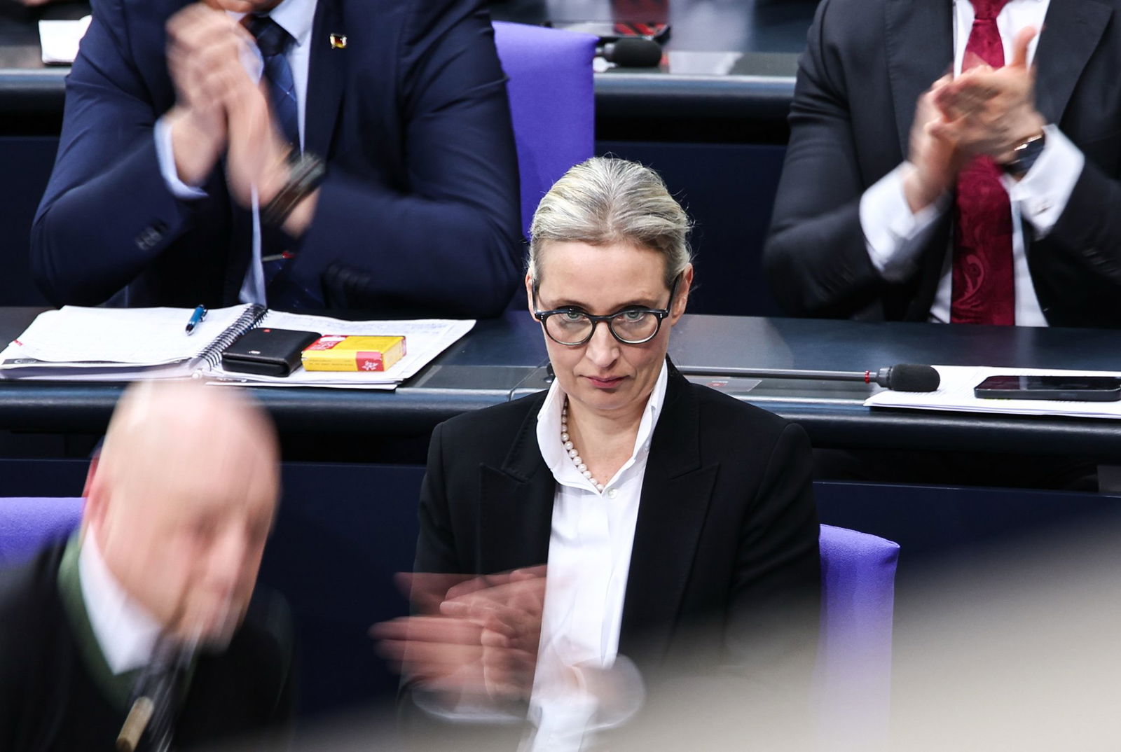Die AfD-Fraktionsvorsitzende, Alice Weidel, hatte sich am Mittwoch über das Ergebnis der Abstimmung zum 5-Punkte-Plan von Merz gefreut. Am Freitag blieb ihrer Fraktion nur Abwarten, während Abgeordnete anderer Fraktionen miteinander berieten.