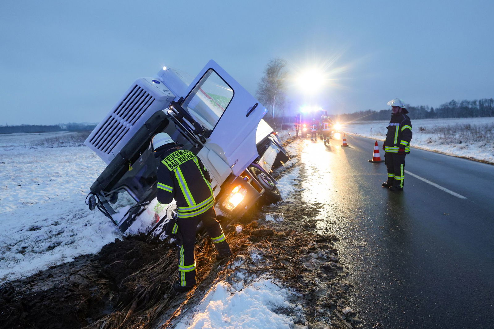 Ein Lastwagen liegt zwischen Bad Buchau und Moosburg neben einer Straße im Graben im Schnee. 