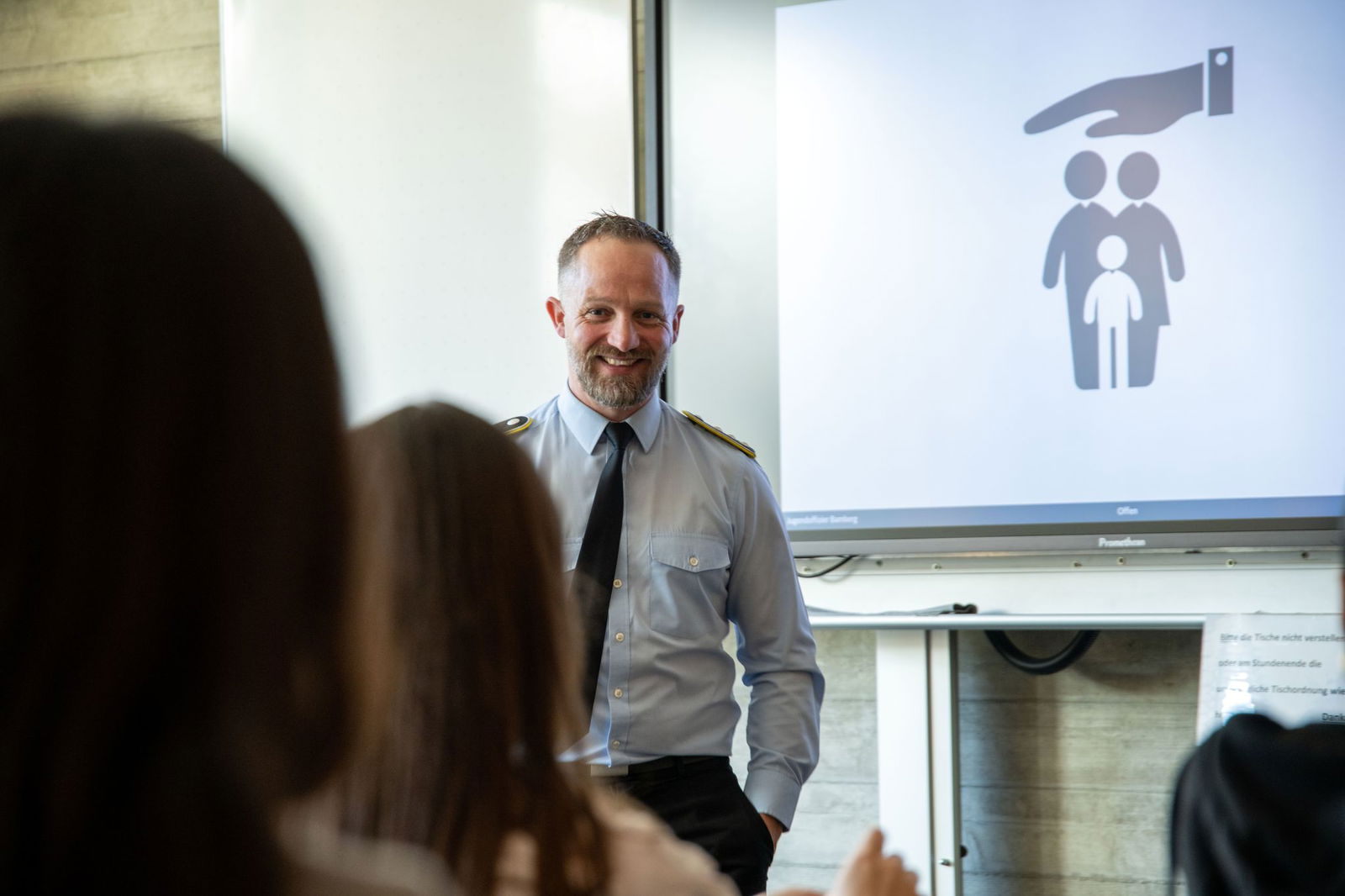 Ein Jugendoffizier spricht in einer Schule über politische Bildung (Archivbild)