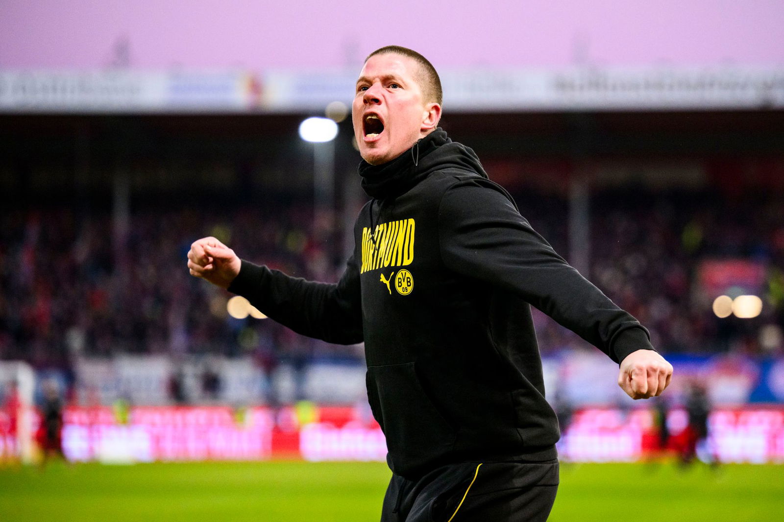 Jubelte nach dem Sieg in Heidenheim ausgelassen: BVB-Trainer Mike Tullberg.