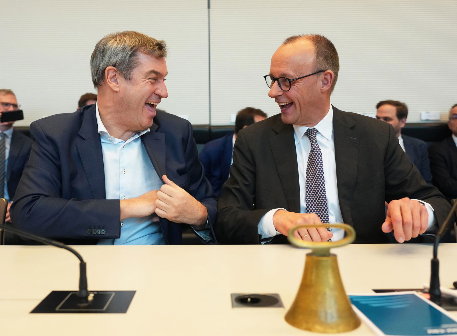 Bei der konstituierenden Sitzung der neuen Unionsfraktion präsentieren sich Wahlsieger Friedrich Merz (CDU) und CSU-Chef Markus Söder bestens gelaunt. Während die Union aufs Tempo drückt, setzt die SPD ihren eigenen Ton.