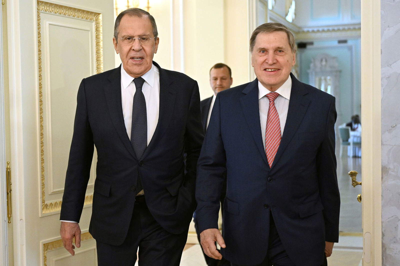 Der russische Außenminister Sergej Lawrow (l.) und der außenpolitische Berater des russischen Präsidenten Juri Uschakow sind für Gespräche mit US-Außenminister Marco Rubio nach Saudi-Arabien gereist. (Archivbild)