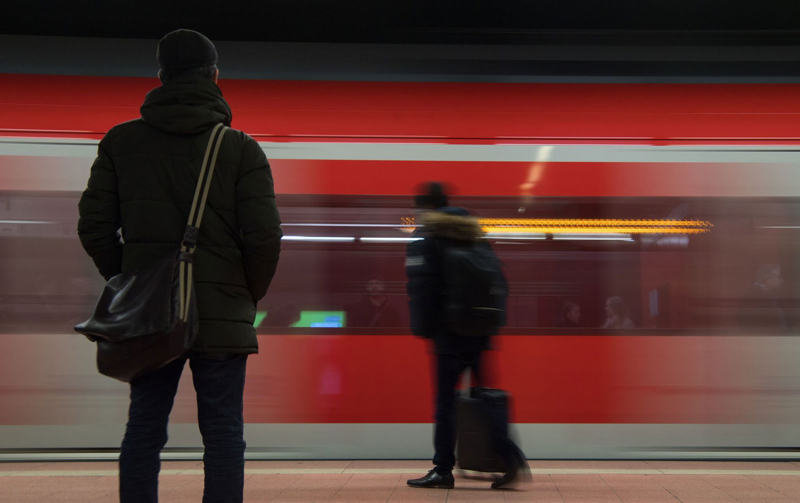 Ein Mann wollte in Stuttgart seine Kopfhörer von den S-Bahn-Gleisen holen. (Symbolbild)