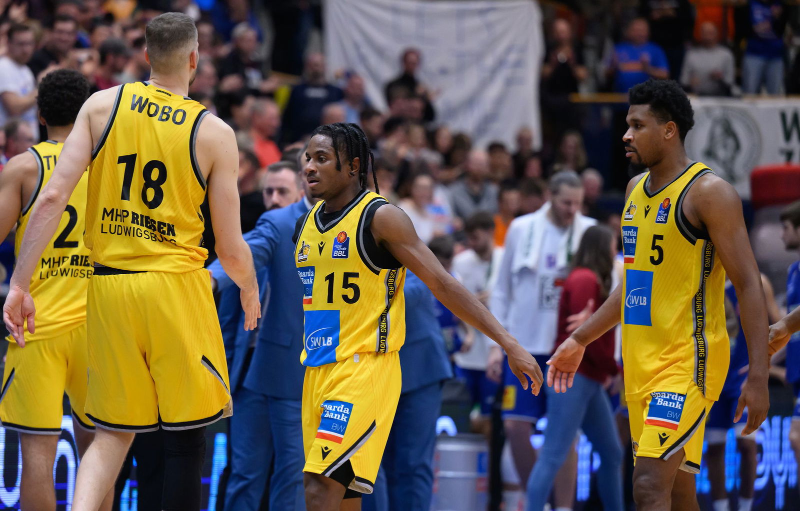 Ezra Manjon-Van Ewyk (Mitte) legte gegen Charleroi die meisten Punkte und Vorlagen für die Gastgeber auf.