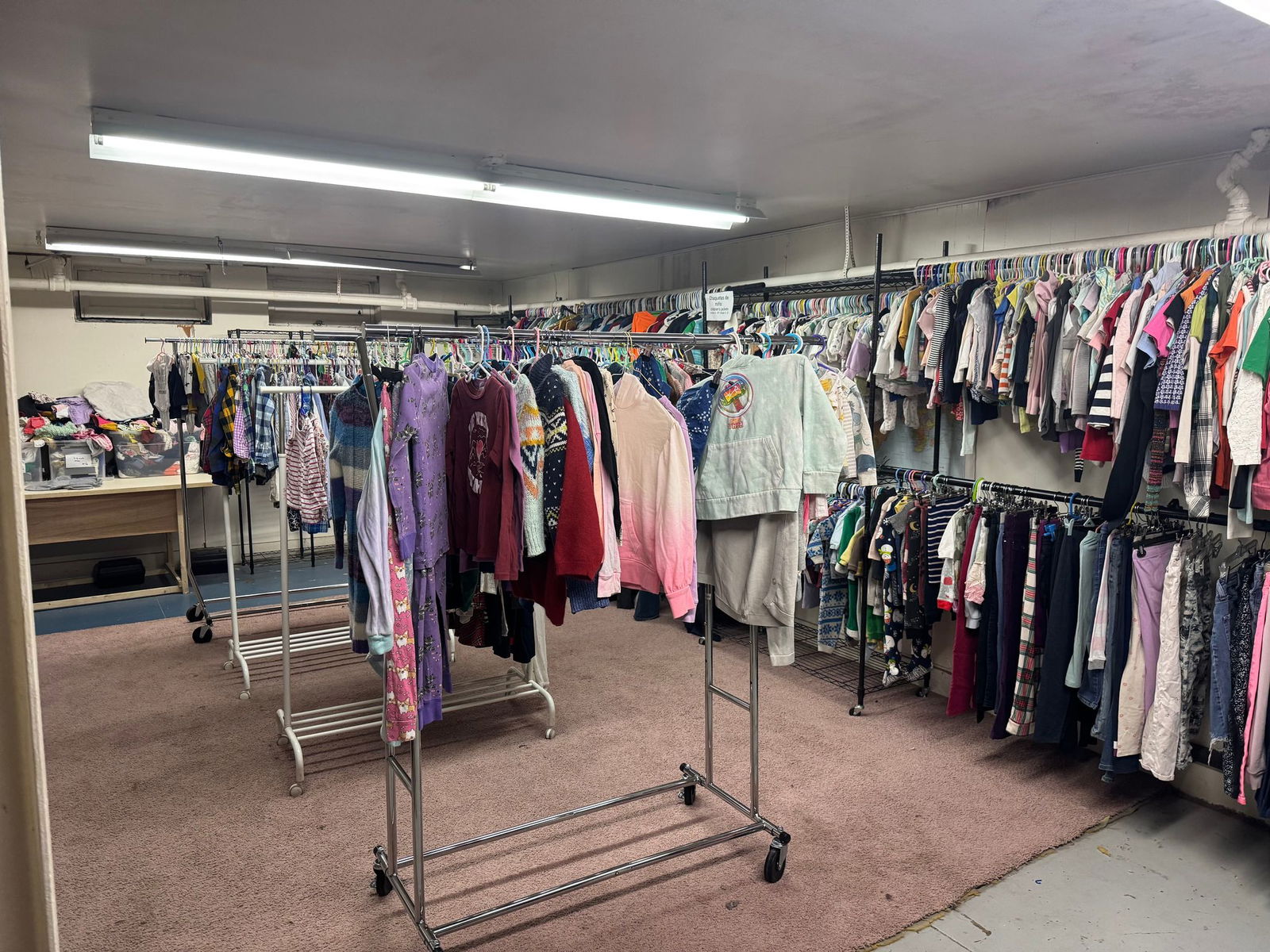 Bei Plausch zwischen Kleiderständern entstehen Brücken. 