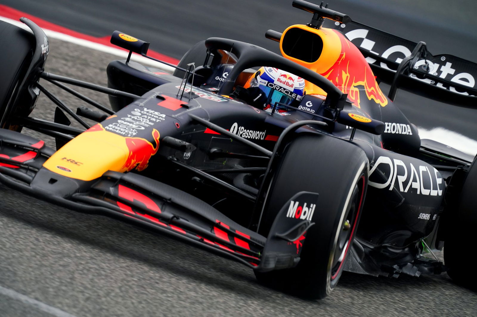 Der Weltmeister legt auch los. 