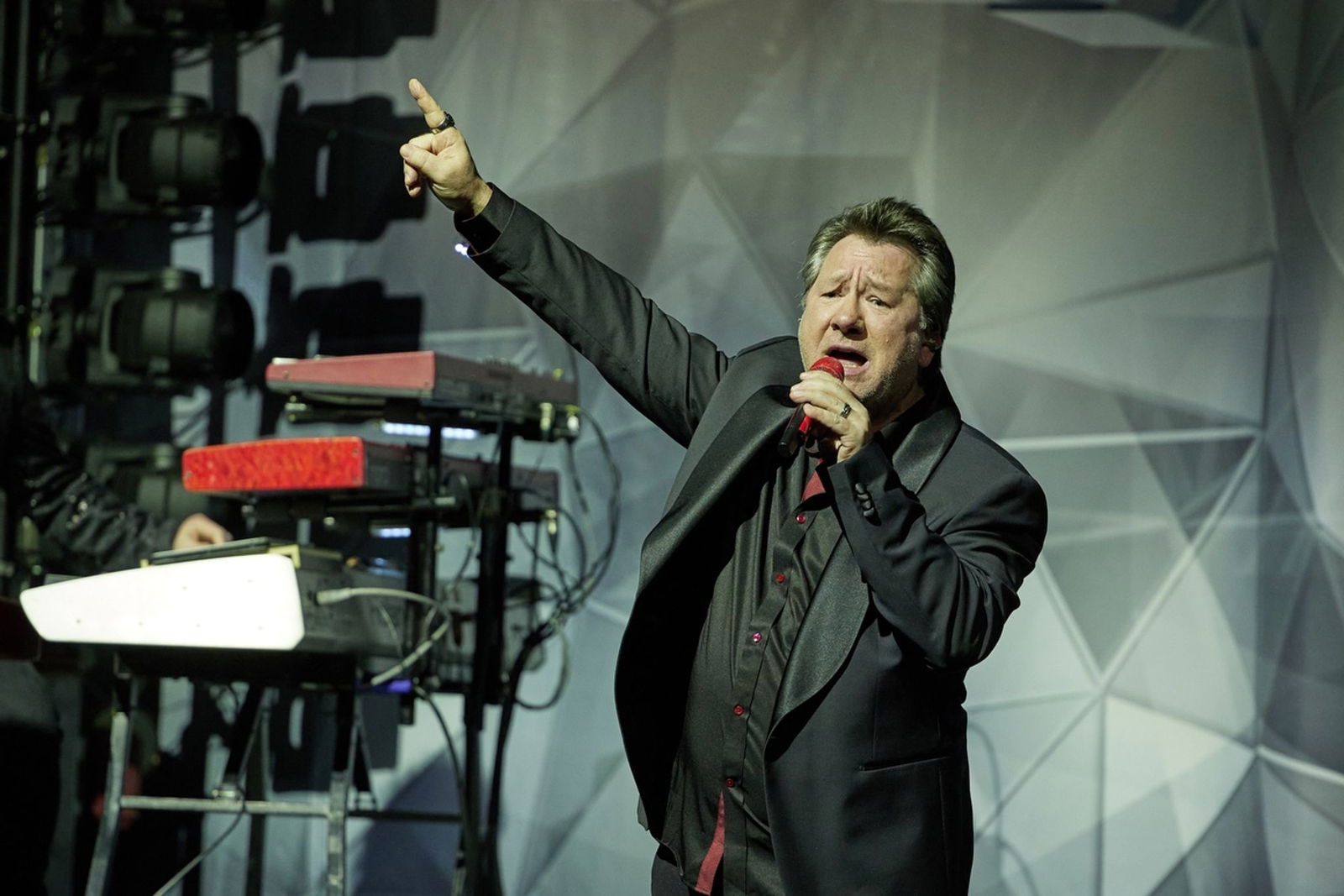 Sänger Claudius Dreilich singt auf der Bühne. 